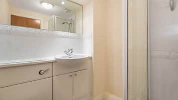 Combined shower/bathtub, hair dryer, towels