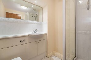 Ensemble baignoire-douche, séchoir à cheveux, serviettes fournies