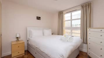 2 bedrooms, desk, iron/ironing board, WiFi
