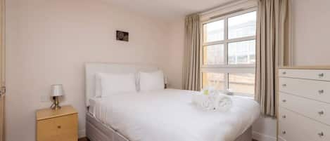 2 bedrooms, desk, iron/ironing board, WiFi