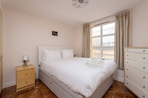 2 bedrooms, desk, iron/ironing board, WiFi