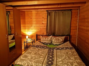 2 عدّة غرف نوم وسرير سفر وواي فاي وملاءات أسرّة