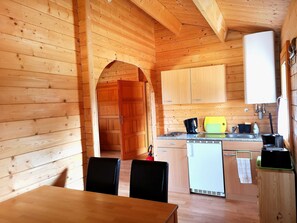 Fridge, oven, coffee/tea maker, electric kettle