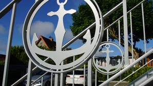 Eine Metalltreppe mit einem kreisförmigen Emblem mit Anker-Design.