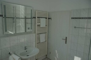 Dusche, Haartrockner, Handtücher, Seife