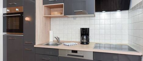 Geladeira, cadeirão de bebê