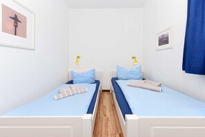2 bedrooms, travel crib, WiFi