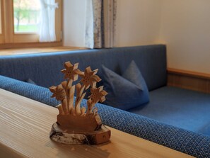 Eine Holzskulptur von Blumen auf einem hölzernen Sockel.