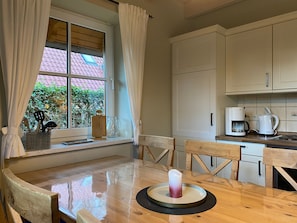 Fridge, oven, dishwasher, coffee/tea maker - 4-room country house (4) with sauna and fireplace (86m²) - Ferienhof Landhäuser (Bastorf)