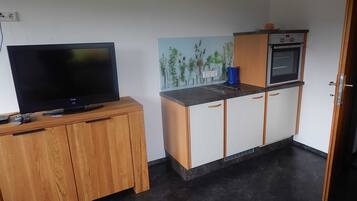 Kühlschrank, Mikrowelle, Wasserkocher mit Kaffee-/Teezubehör