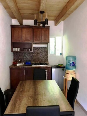 Cabana família, 2 quartos | Cozinha privada | Geladeira grande, fogão, cooktop, cafeteira/chaleira