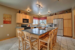 Kjøleskap, mikrobølgeovn, ovn og kokeplater