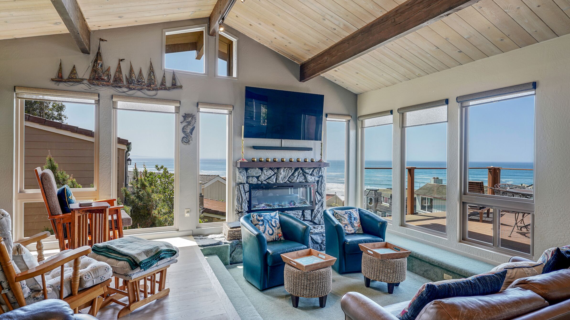 Panoramic Views of the Monterey Bay!1 minute Walk to a Quiet Beach. 