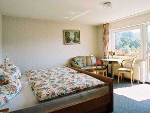 1 bedroom, desk, WiFi