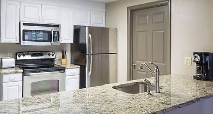 2BR / 2BA Suite mit Kamin, voll ausgestattete Küche, Innen- / Außenpool Condo C