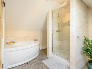 Towels - Alder Lodge is located within picturesque rural Norfolk. (Yaxham, near Dereham)