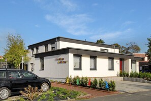 Ein modernes, zweistöckiges Gebäude mit einem Schild, auf dem 