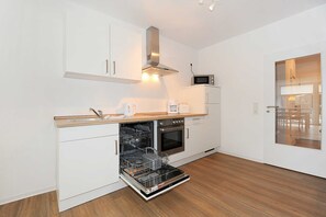 Kühlschrank, Mikrowelle, Ofen, Geschirrspüler