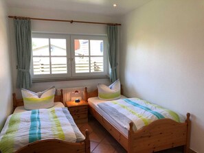 2 bedrooms, travel crib, WiFi
