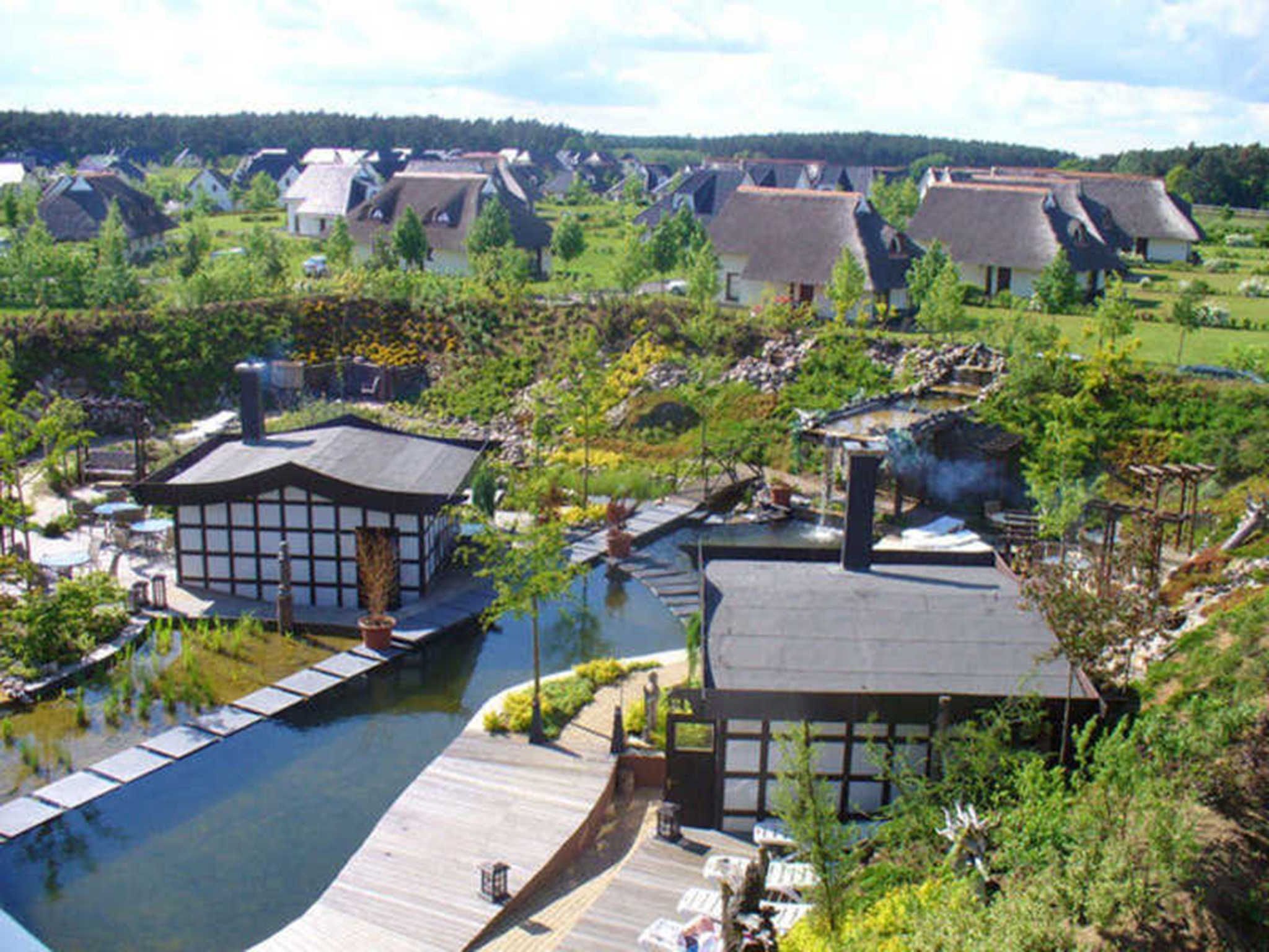 Une propriété située au bord de la rivière, dotée d’une architecture traditionnelle, d’un quai et d’un petit jardin.