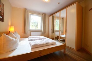 2 bedrooms, travel crib, WiFi