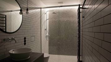 Dusche, Haartrockner, Handtücher, Toilettenpapier