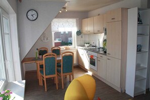 Jääkaappi, astianpesukone, syöttötuoli