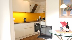 Kühlschrank, Ofen, Geschirrspüler, Wasserkocher mit Kaffee-/Teezubehör