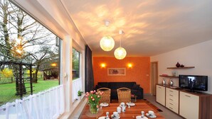 Una cocina moderna con comedor, ventanas amplias y vistas al exterior.