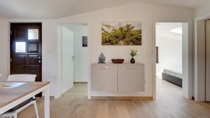 Un interior moderno con comedor, cocina y sala de estar.