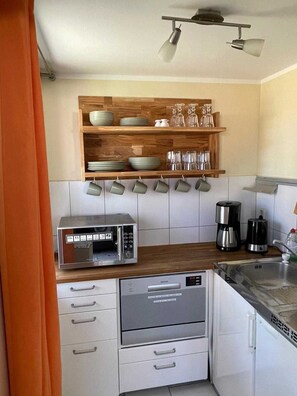 Kühlschrank, Mikrowelle, Ofen, Geschirrspüler