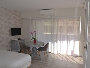 Fer et planche Ă repasser, Wi-Fi, draps fournis