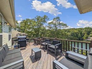 Property grounds - WOW! Lakefront Getaway. Fully Updated 3 Bedroom On Lake Brittany; Awesome Views! (Bella Vista)