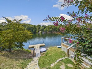 Property grounds - WOW! Lakefront Getaway. Fully Updated 3 Bedroom On Lake Brittany; Awesome Views! (Bella Vista)
