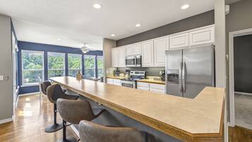 Frigorífico, microondas, horno y placa de cocina