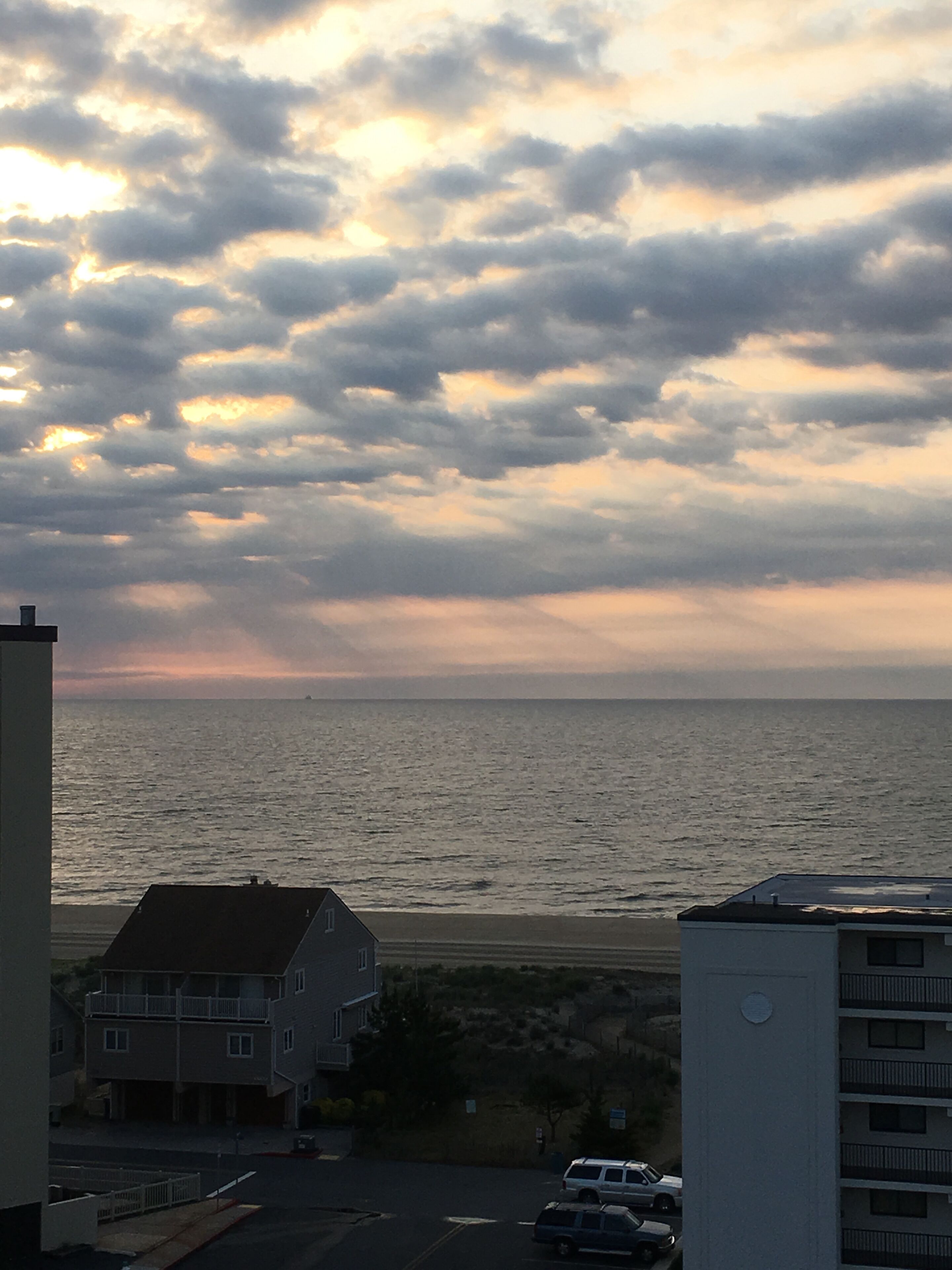  Ocean View Top Floor, Pool Elevator, steps to the beach Full kitchen, sleeps 4.