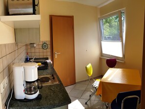 Refrigerador, cafetera y tetera y tetera eléctrica 