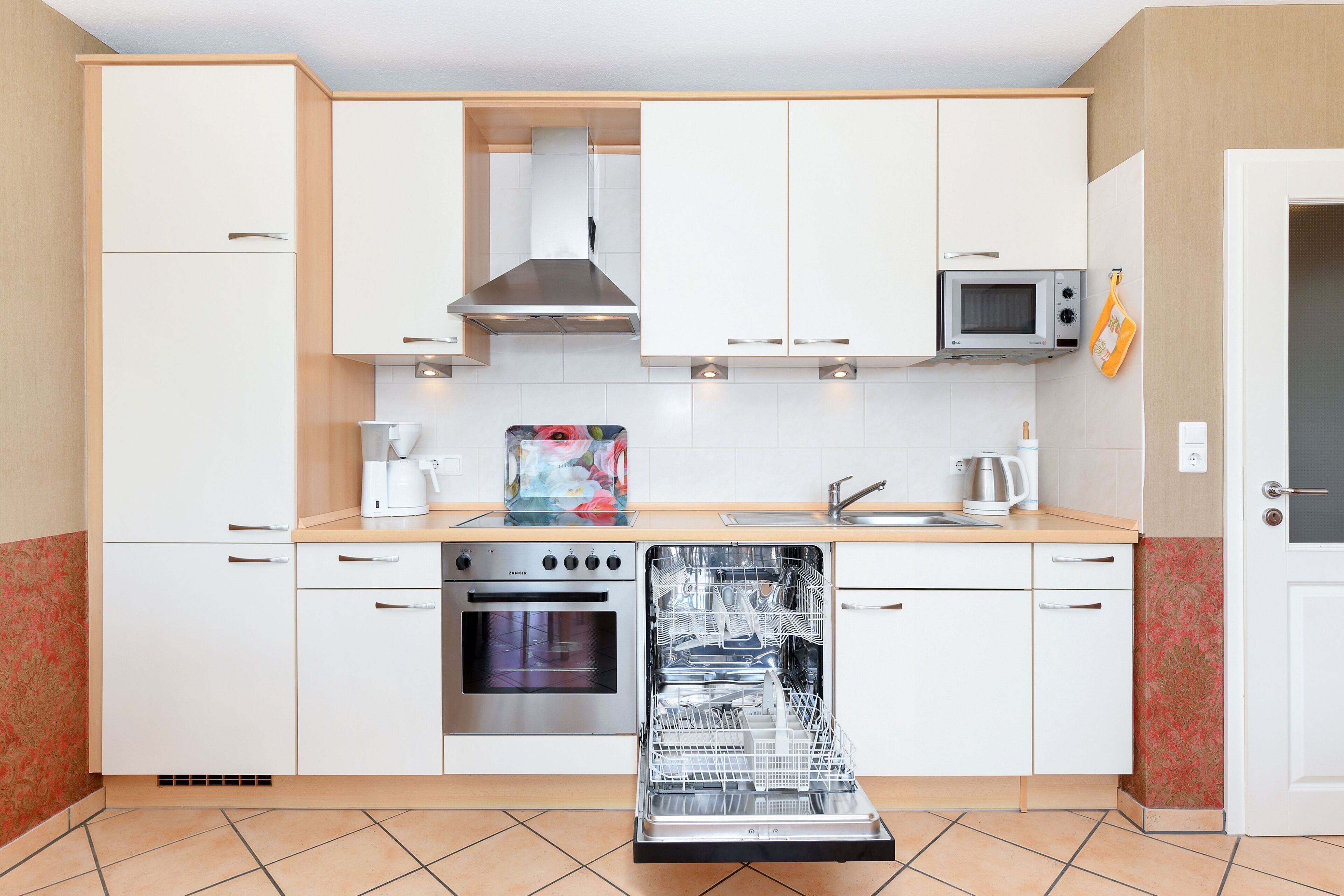 Kühlschrank, Mikrowelle, Ofen, Geschirrspüler