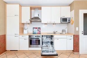Kühlschrank, Mikrowelle, Ofen, Geschirrspüler