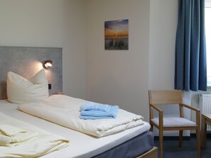 1 bedroom, desk, travel crib, WiFi