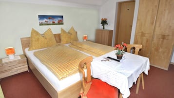 1 bedroom, desk, WiFi, bed sheets