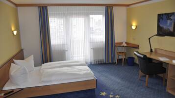 1 bedroom, desk, travel crib, WiFi