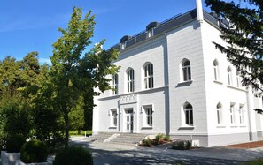 Unclassified image, 3 of 19, button - Castle Apartment WE 30 - Hohendorf Castle (Groß Mohrdorf)