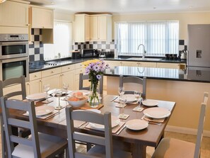 Lavavajillas, periquera y congelador 