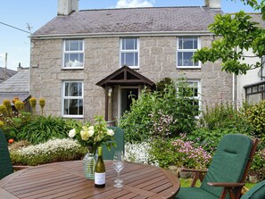 Outdoor dining - 4 bedroom accommodation in Moelfre, near Benllech (Moelfre, near Benllech)