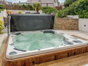 Outdoor spa tub - 3 bedroom accommodation in Brixham (Brixham)