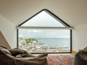 3 室のベッドルーム、WiFi (無料)、ベッドシーツ