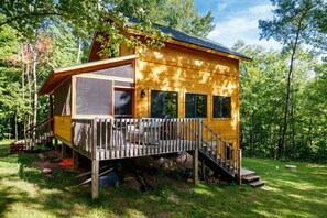 Exterior - Amazingly comfortable and secluded Northwoods getaway (Hayward)