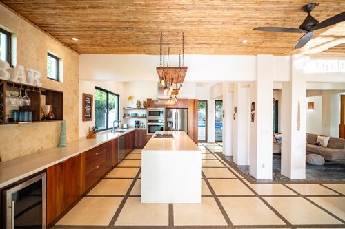 Oceanview 4BR Villa • Epic Sunsets • Walk to Beaches, Dining & Concierge Service