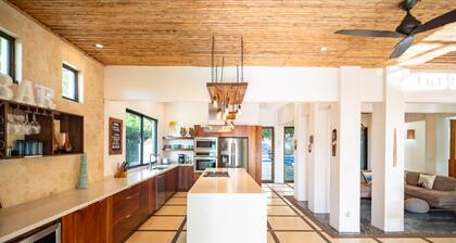 Oceanview 4BR Villa • Epic Sunsets • Walk to Beaches, Dining & Concierge Service